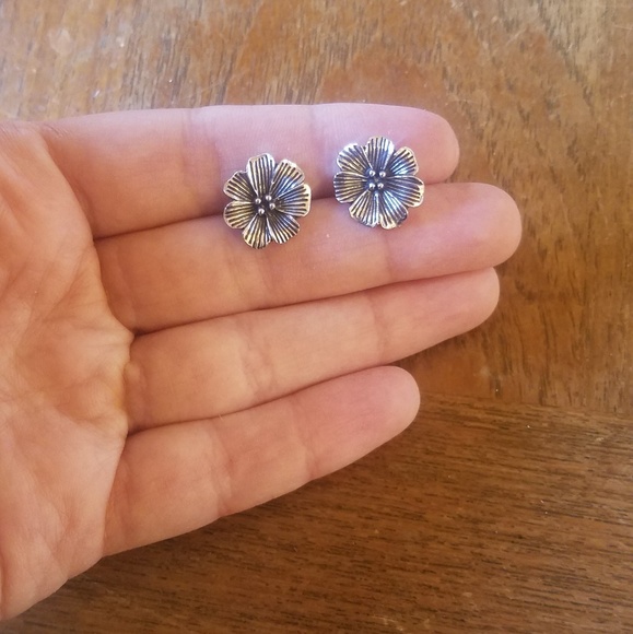 NWOT Gorgeous Silver Flower Stud Earrings - Picture 3 of 4